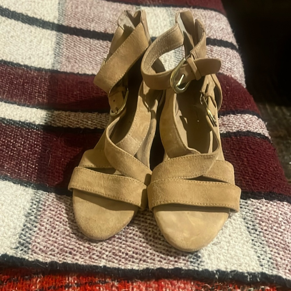 NWT Bettye Muller Concepts sandals beige suede sz 7